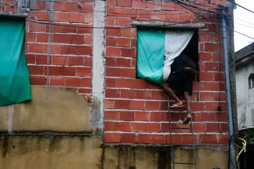 Morador precisa entrar em casa pela janela