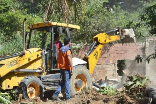 Outras duas casas no entorno já haviam sido demolidas, também devido à chance de acidentes