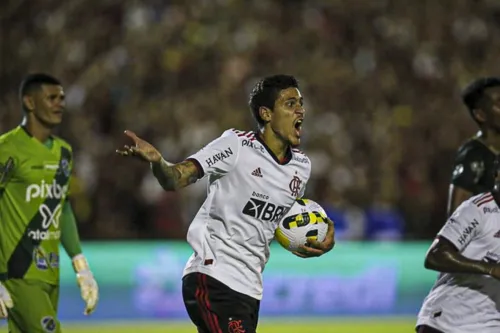 O atacante Pedro foi titular e marcou um dos gols rubro-negros