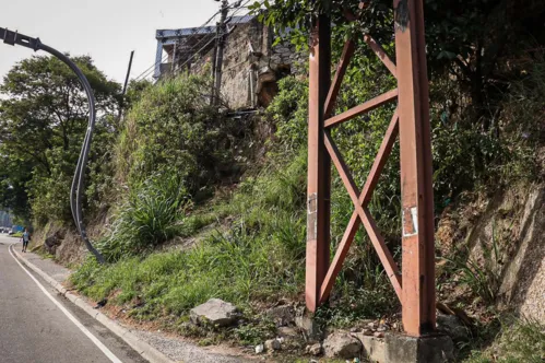 Encosta com risco de desabamento é antigo problema em Niterói.