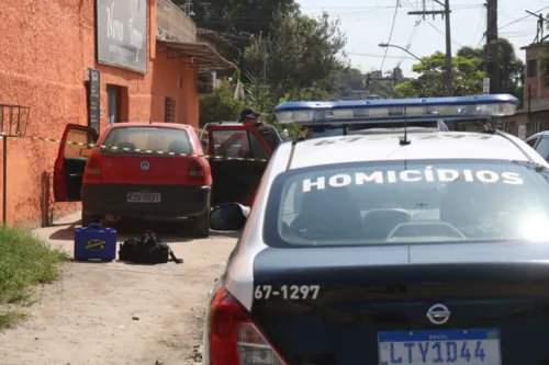 Polícia realiza perícia em carro de guarda municipal morto em São Gonçalo