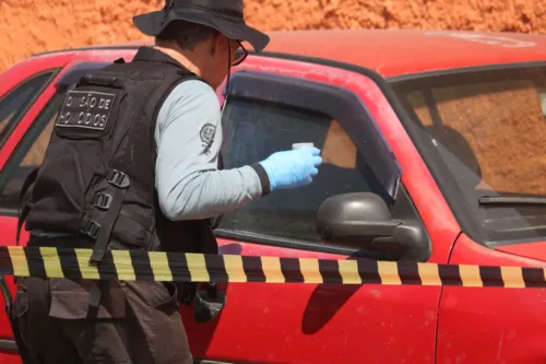 Polícia realiza perícia em carro de guarda municipal morto em São Gonçalo