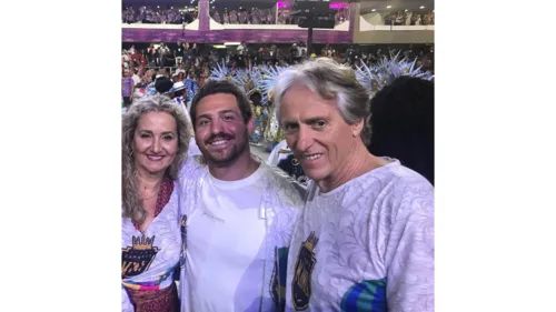 Jorge Jesus ao lado de esposa e filho, aproveitando a Sapucaí