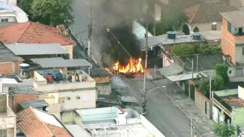 Traficantes ateiam fogo em barricadas para impedir a entrada dos policiais