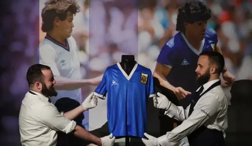 Peça foi analisada pela Sotheby's e confirmada como a utilizada por Maradona no gol