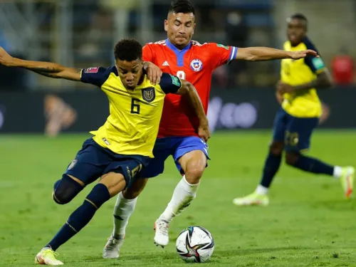 Byron Castillo, pivô da polêmica, entrou em campo pelo Equador na partida contra o Chile