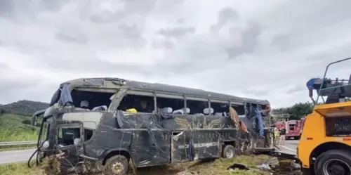 Ônibus ficou destruído por causa do acidente