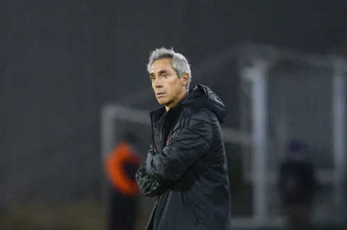 Pressionado, o técnico Paulo Sousa perdeu mais dois jogadores para o clássico contra o Botafogo