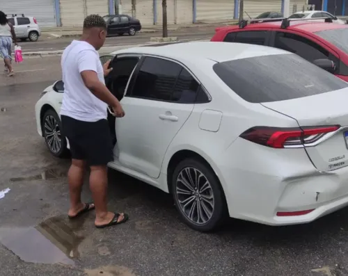 Imagem ilustrativa da imagem Carro de atacante do Fluminense é apreendido com drogas