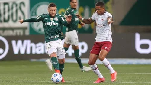 Zé Rafael e Caio Paulista disputam a bola em jogo acirrado no Allianz Parque