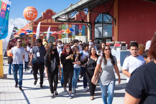 Feira literária começou nesta segunda