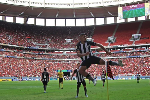 Erison marcou o gol da vitória do Botafogo sobre o rival Flamengo