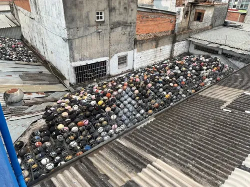 O dono afirmou aos policiais que os capacetes eram usados para formar uma espécie de isolamento térmico do prédio