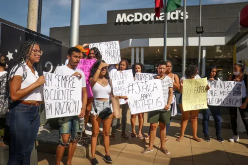 Manifestantes pedem justiça por atendente baleado no Rio