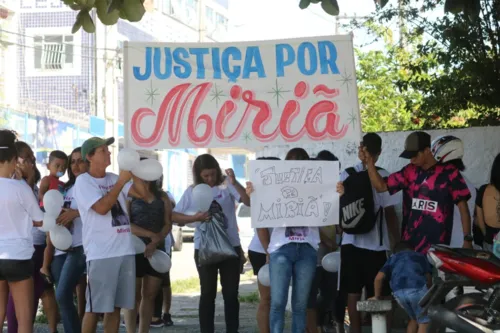 Cartazes com pedidos de justiça e roupas com mensagens deram o tom na manhã desta quarta em São Gonçalo