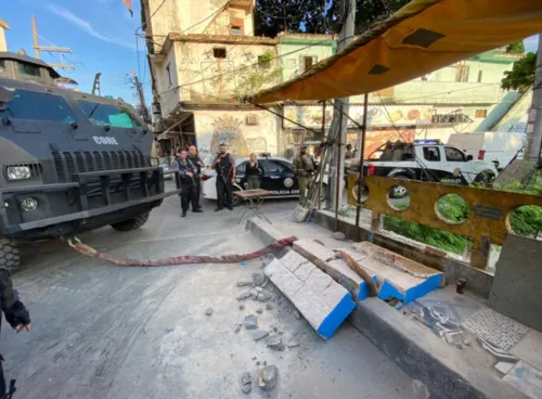 Memorial foi derrubado por policiais na comunidade durante operação nesta quarta-feira (11)