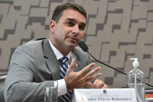 Flávio continua sendo investigado no esquema de rachadinhas.