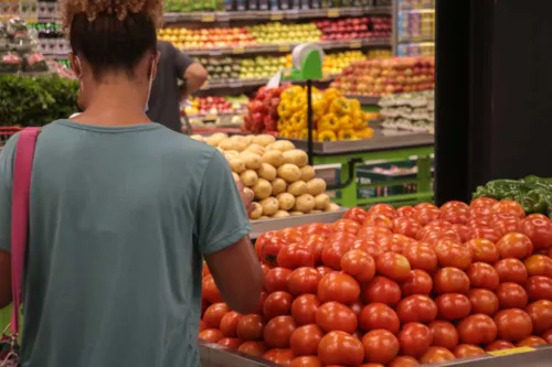 Tomate ficou 103% mais caro e encareceu a salada