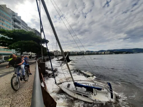 Embarcação à deriva atrai olhares em cartão postal de Niterói