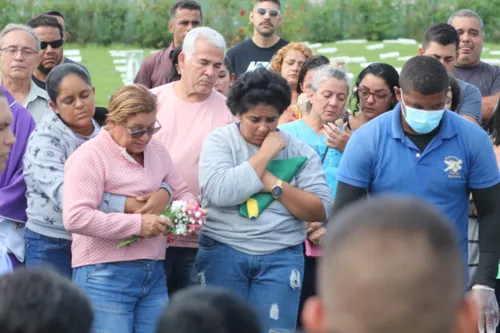 Cerca de 200 pessoas acompanharam o enterro do militar morto em São Gonçalo