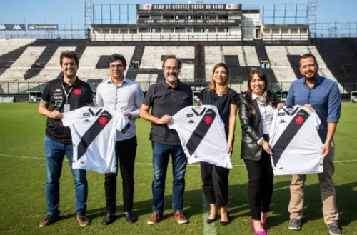 Acordo entre Vasco e Hebron foi selado em São Januário nesta sexta (13)