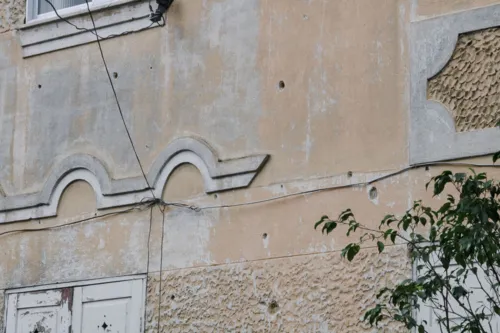 Paredes foram atingidas e mostraram as marcas da guerra no bairro