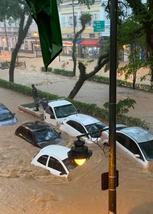 Chuva forte atinge a cidade de Petrópolis e causa estragos.