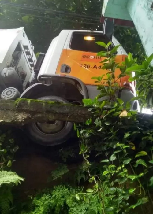 Caminhão acabou preso no buraco.