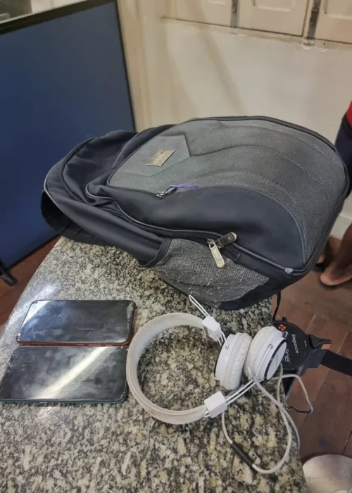 Mochila com celulares e carregadores foi apreendida durante a ação.