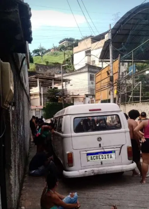 Moradores do Morro da Formiga dizem que corpos estão dentro de uma kombi da comunidade.