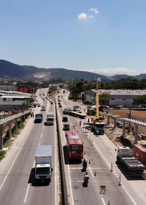 Nova passarela fica próxima à Escola Municipalizada.