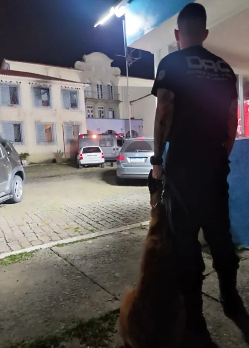 Agentes da divisão de ações com cães foram chamados para conter os menores.