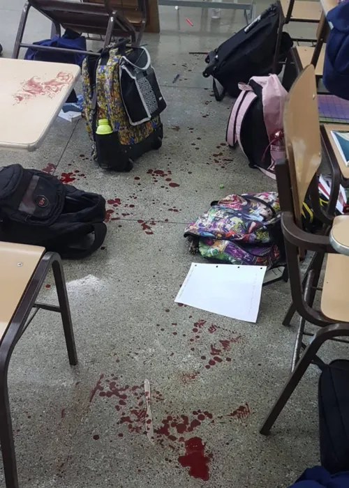 Sala de aula ficou manchada por sangue.