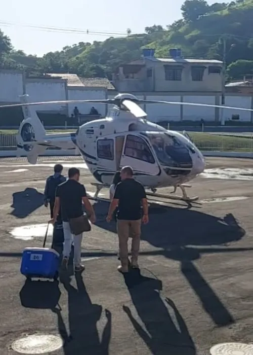 Aeronave do Governo do Estado do Rio desceu no heliponto da unidade trazendo a equipe de captação