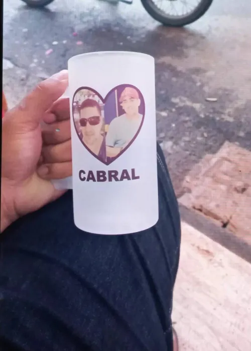 Caneca em homenagem aos milicianos mortos  Carlinhos Três Pontes e Ecko foi apreendida