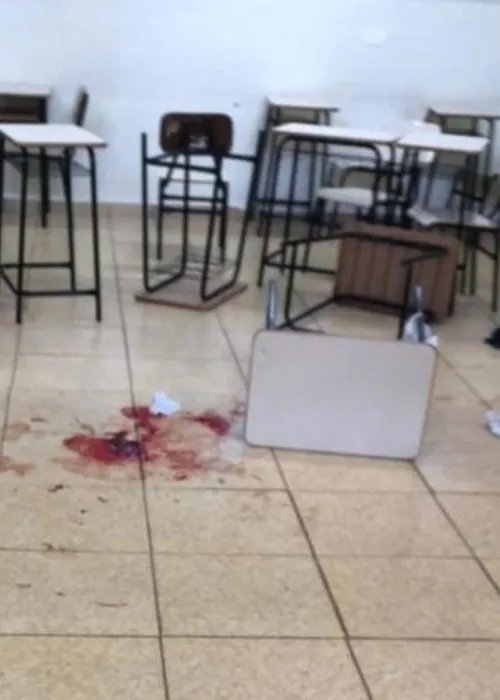 Estudante esfaqueia colega em sala de aula