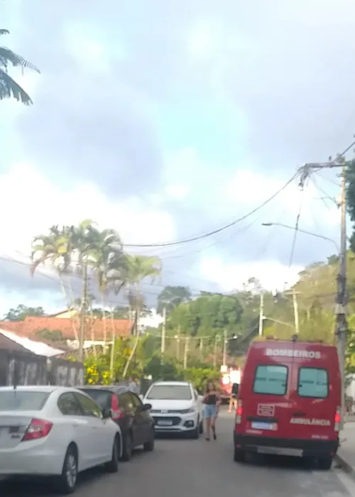 O incêndio ocorreu no final da tarde deste domingo (11) em um imóvel na rua José Dantas Freire Filho