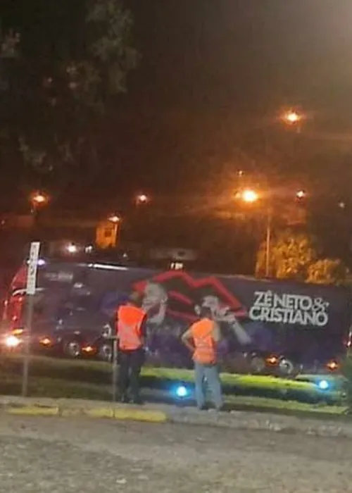 Ônibus da dupla deixou a cidade escoltado após cancelamento do show