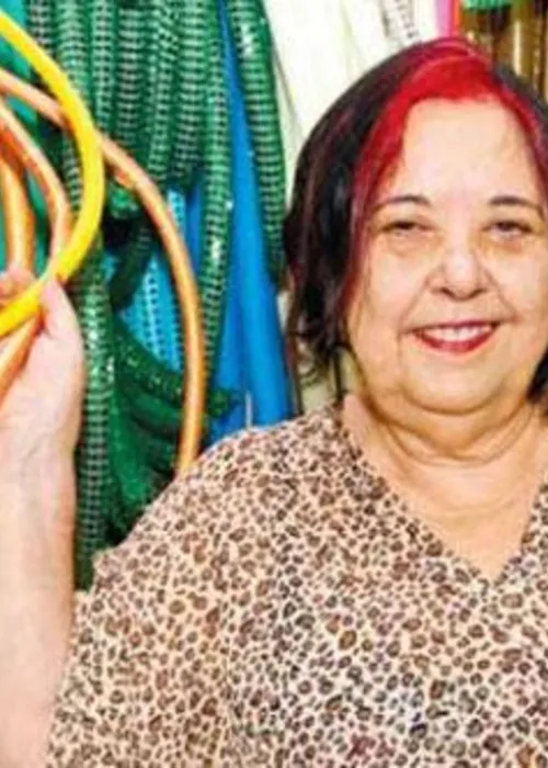 Rosa é pintora, cenógrafa e figurinista, formada pela Escola de Belas Artes da UFRJ