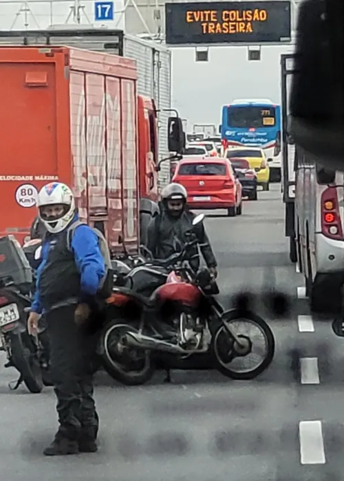 Condutores de outras motos pararam para prestar apoio a vítima