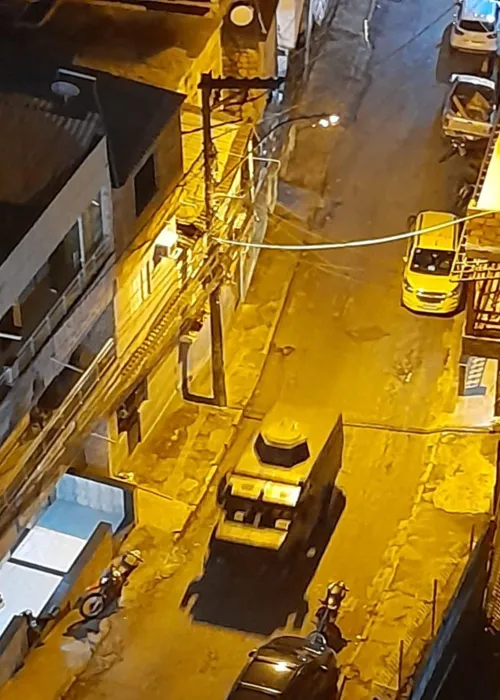 Um blindado da PM foi flagrado por moradores na comunidade