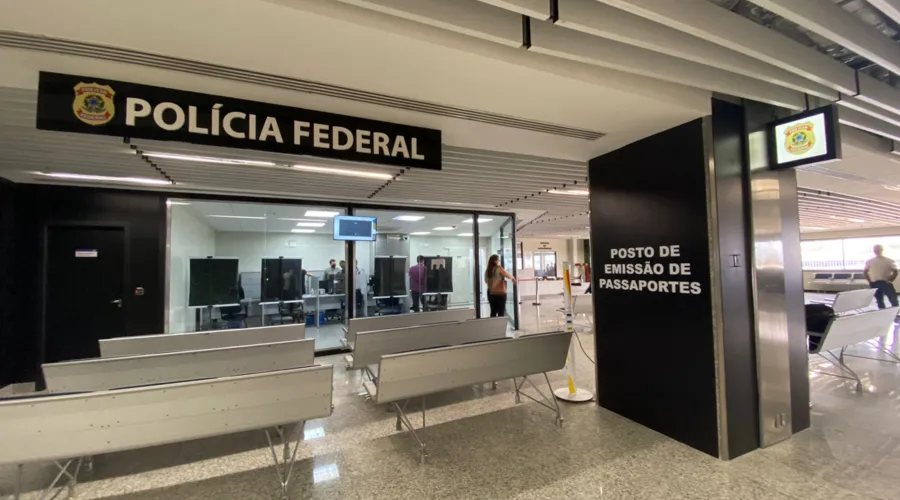 Agentes da PF prenderam um brasileiro com passaporte falso.