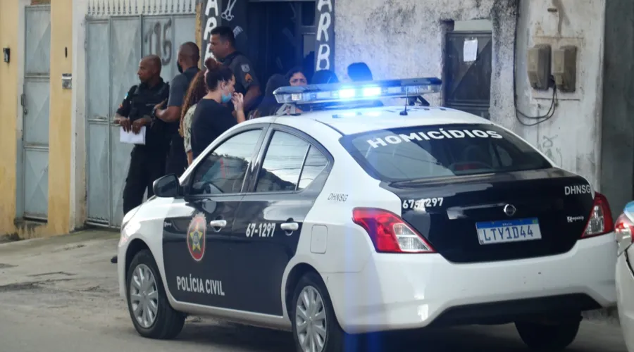 Policiais da delegacia de homicídios de Niterói periciaram o local do crime.