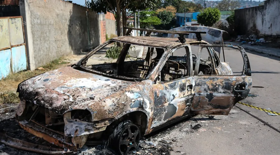 Carro usado pelas vítimas foi incediado com os militares dentro e deixado no Pacheco