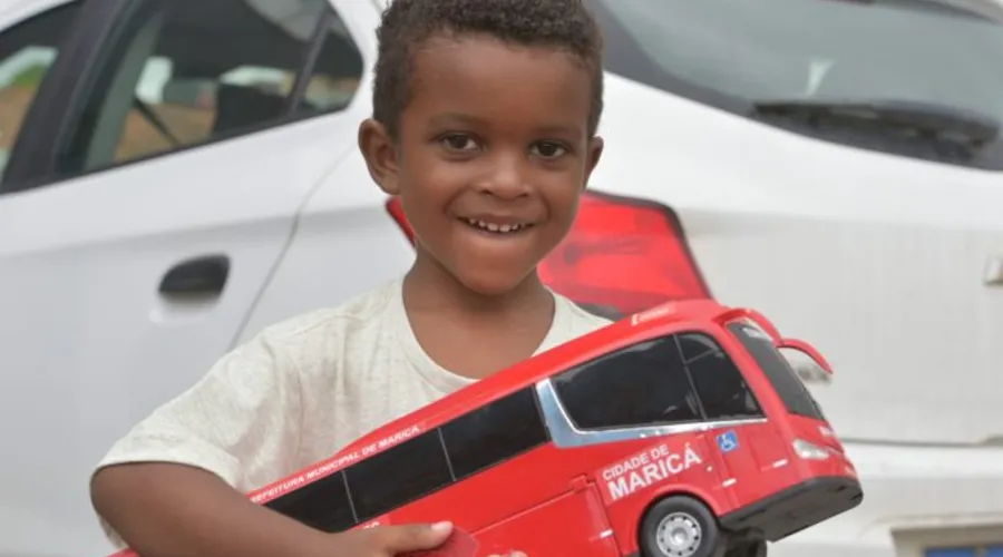João Miguel comemorou seus 4 anos com festa temática dos ônibus tarifa zero e foi presenteado com miniatura do veículo em visita à sede da EPT.