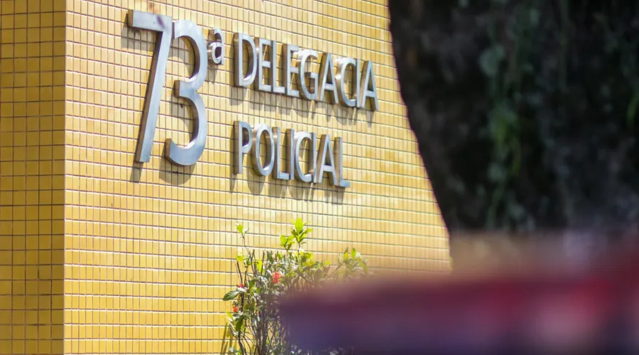 Agentes suspeitaram de veículo em alta velocidade na BR-101, altura de Guaxindiba, São Gonçalo.