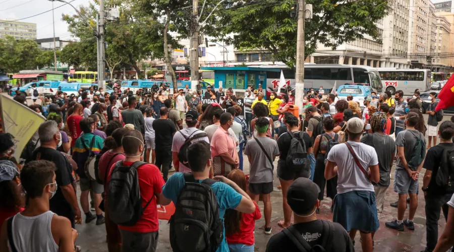 Cerca de 150 pessoas se reuniram no protesto pedindo justiça, após a morte do vendedor em Niterói.