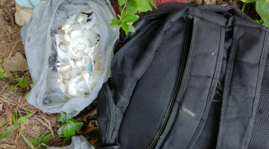 Policiais encontraram na região 65 trouxinhas de maconha e 155 pinos de cocaína.