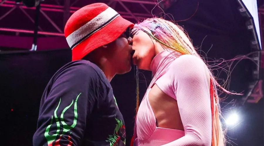 O beijo aconteceu durante os 'Ensaios da Anitta' no Rio.