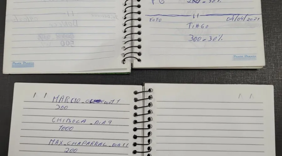 Cadernos com anotações de valores a serem cobrados foram apreendidos.